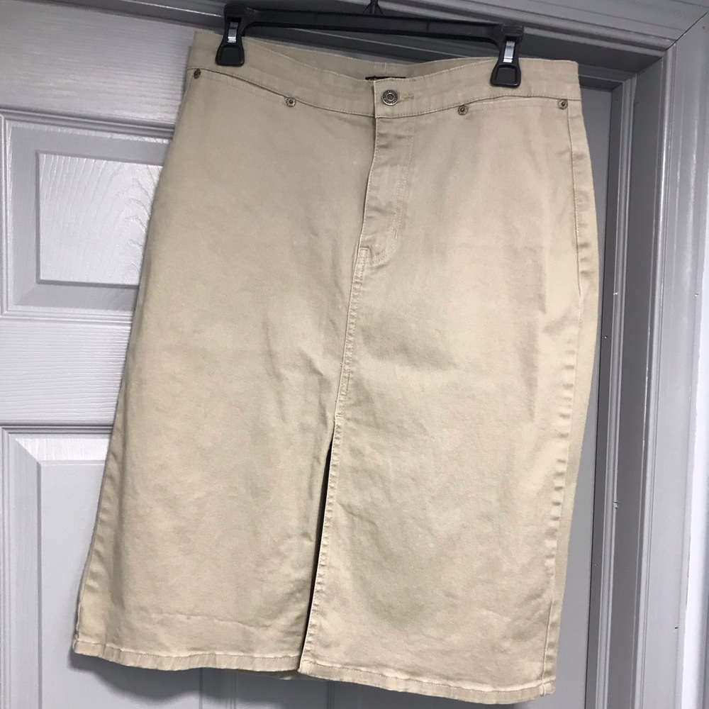 💞GAP skirt.  Front slit. MUST BE BUNDLED